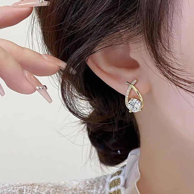 Boucles d’Oreilles Croix Géométriques avec Micro-Strass – Élégance &amp; Raffinement