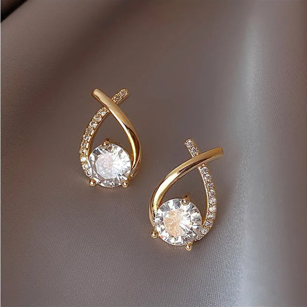 Boucles d’Oreilles Croix Géométriques avec Micro-Strass – Élégance &amp; Raffinement