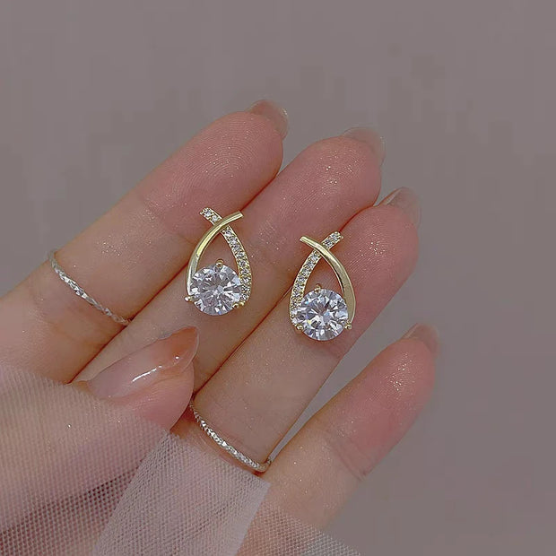 Boucles d’Oreilles Croix Géométriques avec Micro-Strass – Élégance &amp; Raffinement