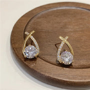 Boucles d’Oreilles Croix Géométriques avec Micro-Strass – Élégance &amp; Raffinement